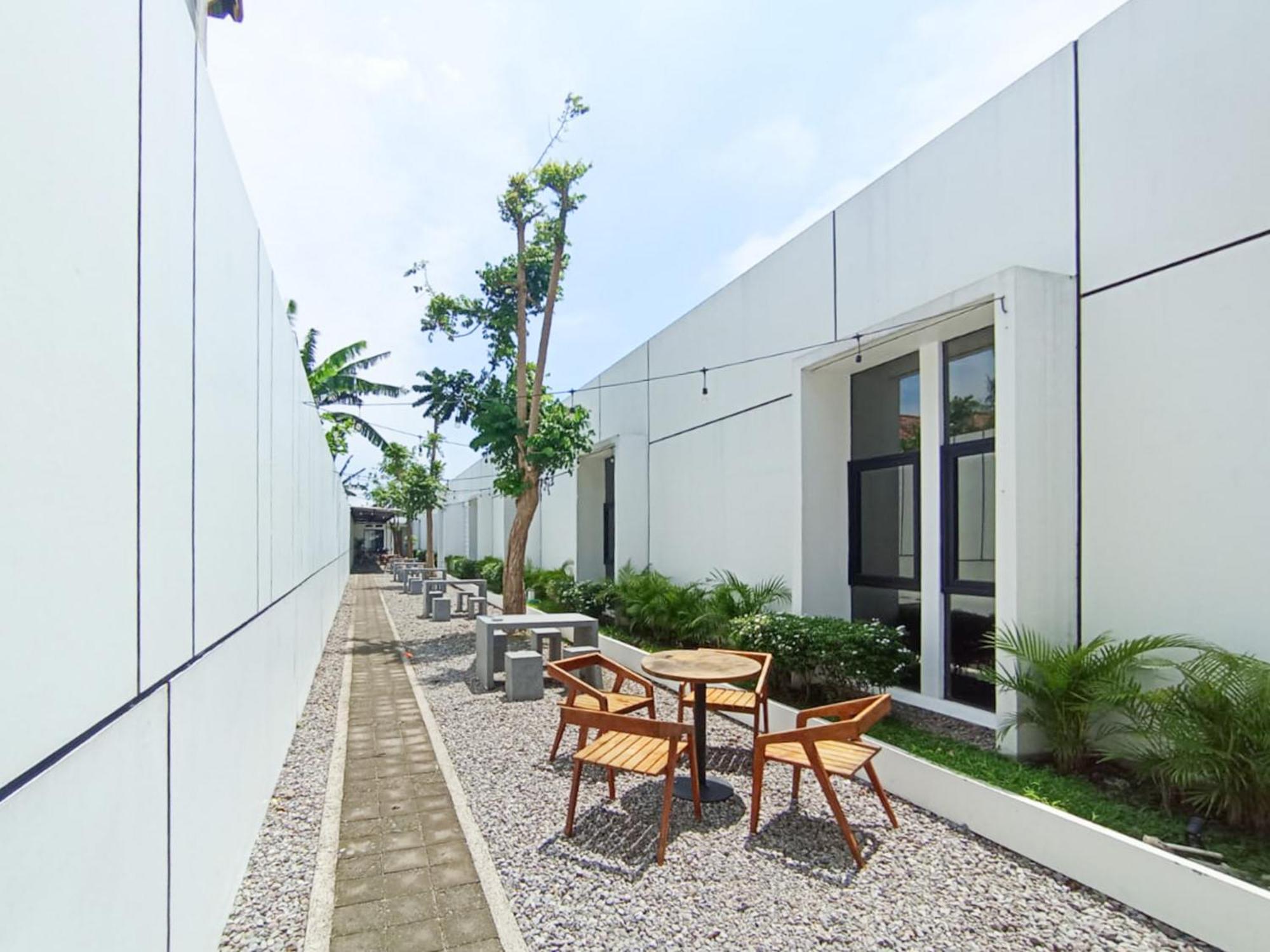 Ofo Kost Premium Kampung Inggris Pare Syariah Mitra Reddoorz Hotel Exterior photo