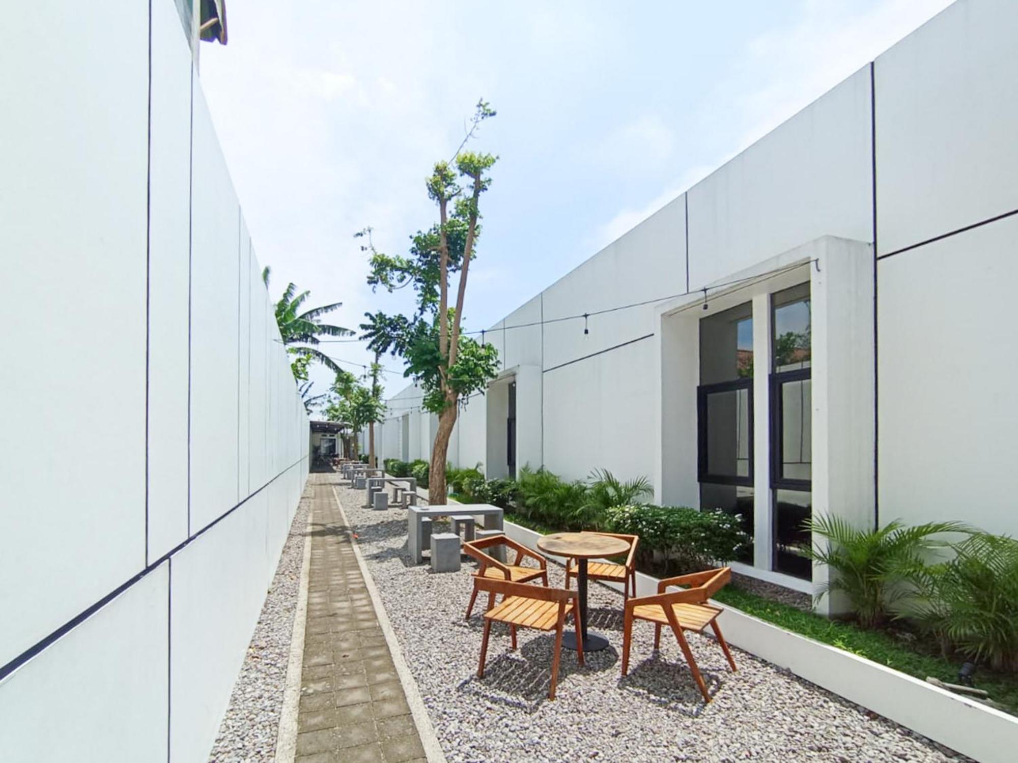Ofo Kost Premium Kampung Inggris Pare Syariah Mitra Reddoorz Hotel Exterior photo